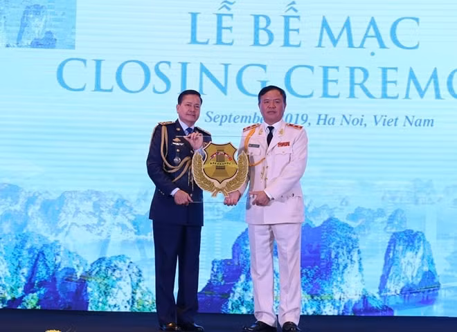 Trung tướng Trần Văn Vệ trao Biểu trưng ASEANAPOL cho Đại tướng Neth Savoeun, Tổng cục trưởng Tổng cục Cảnh sát Quốc gia Campuchia. Ảnh: CAND