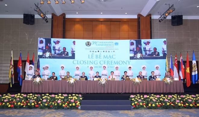 Trưởng đoàn các nước thành viên ASEANAPOL thực hiện Lễ ký Thông cáo chung. Ảnh: CAND