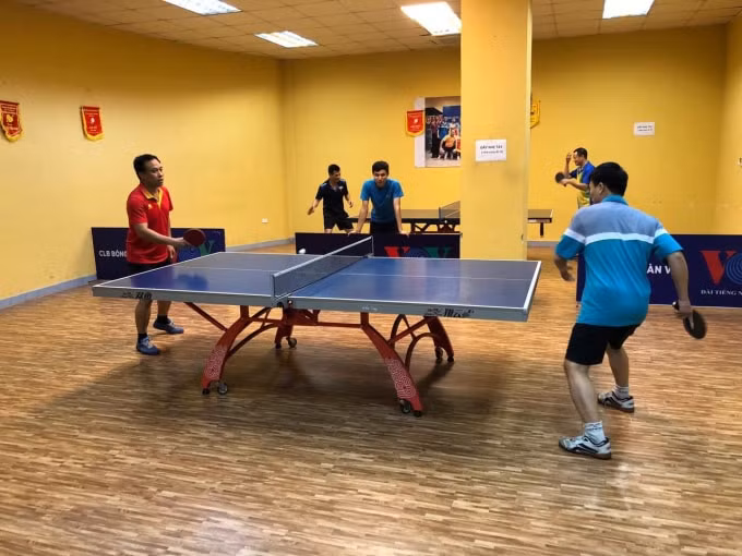 Những buổi luyện tập đã khiến cho các VĐV quên đi sự mỏi mệt sau những giờ làm việc căng thẳng. Ảnh: PV