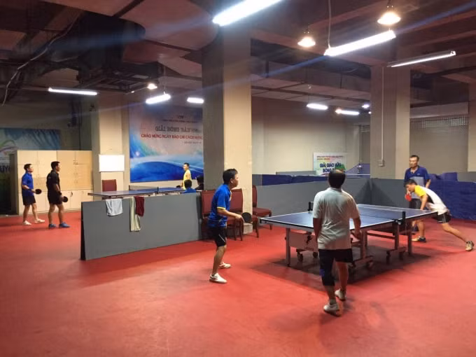 Vào tuần cuối trước khi giải đấu diễn ra, 27 VĐV của Liên Chi hội Nhà báo Đài Truyền hình Việt Nam đến từ Hà Nội, Huế, Đà Nẵng, Cần Thơ đã tập trung tại CLB của Đài và có những buổi tập sôi nổi. Ảnh: PV