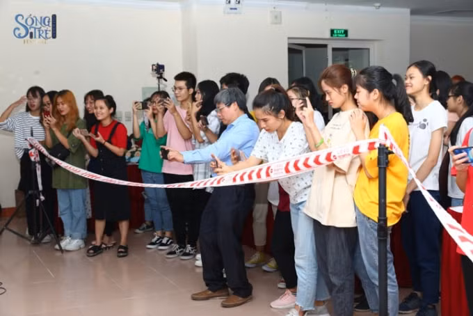Sinh viên báo chí hào hứng tham gia tình huống tác nghiệp hiện trường. Ảnh: PV