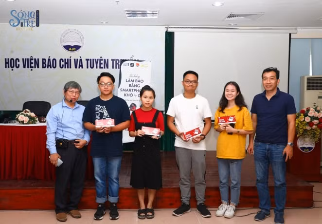 Các bạn sinh viên hoàn thành thử thách tác nghiệp và nhận được quà từ chương trình. Ảnh: PV