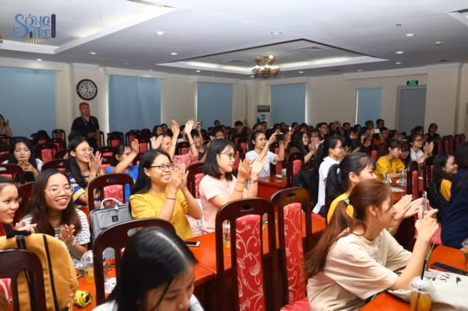 Không khí sôi nổi của các sinh viên Báo chí. Ảnh: PV