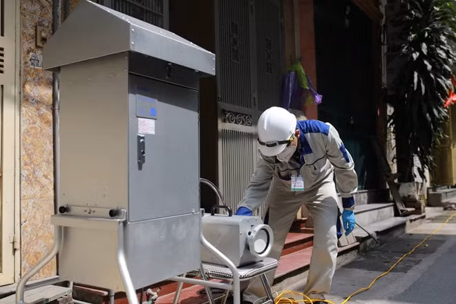 Phía bên ngoài, Viện Hàn lâm khoa học Việt Nam đặt 4 thiết bị quan trắc để đánh giá nồng độ tro bụi phán tán ra môi trường trong quá trình làm sạch Công ty Rạng Đông. Ảnh TL.