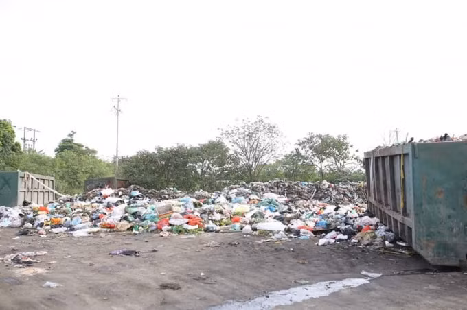 Bãi trung chuyển rác tại xã Liên Phương huyện Thường Tín - Hà Nội bị người dân phản ánh bốc mùi hôi thối. Ảnh Hà Long
