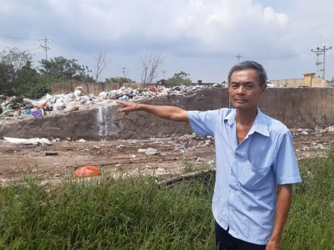 Ông Lê đình Kiên chi hội trưởng hội cựu chiến binh xã Liên Phương bức xúc phản ánh. Ảnh Hà Long.