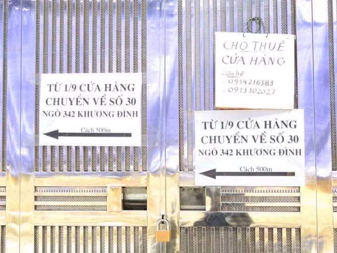 Rất nhiều cửa hàng gần Công ty Rạng Đông đóng cửa, để lại thông báo chuyển vị trí kinh doanh. Ảnh TL.