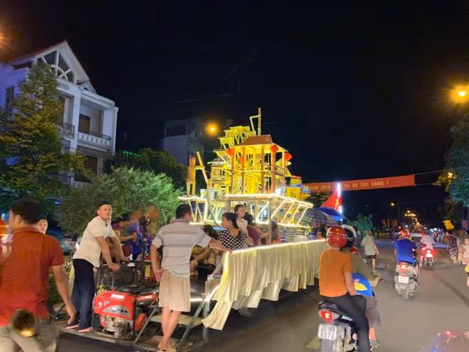 Xe mô hình chạy bằng máy nổ sẽ được hạn chế tối đa vào những đêm chính hội. Ảnh: Thủy Tiên