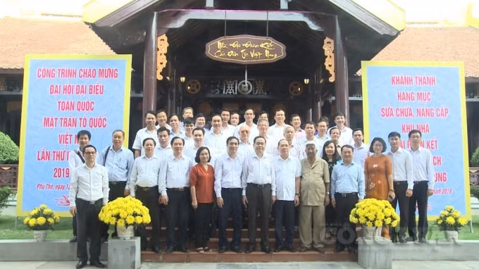 Đoàn đại biểu chụp ảnh lưu niệm tại Nhà Đại đoàn kết các dân tộc Việt Nam tại Khu di tích lịch sử Quốc gia Đền Hùng.