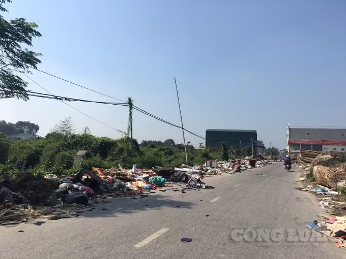 Rác thải bốc mùi hôi thối dọc tuyến đường trục trung tâm xã Hữu Bằng.