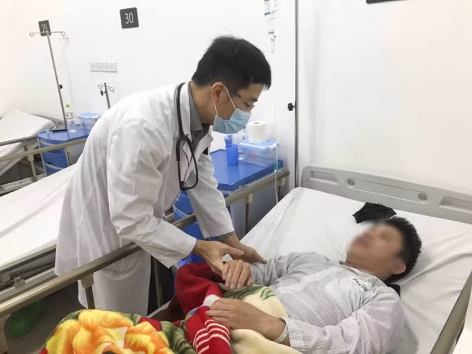Bệnh nhân đột quỵ đang được điều trị tại Trung tâm Đột quỵ, BV Bạch Mai. Ảnh: Đỗ Hằng