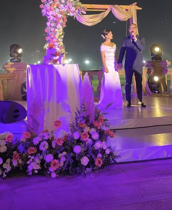 Thu Hoài và ông xã trong tiệc cưới tại sân golf hôm 25/11.