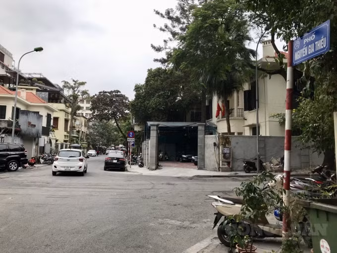 Tại phố Nguyễn Gia Thiều, Dã Tượng nếu không thấy biển cấm thì người đi đường dường như không biết đây tuyến phố quy định đỗ xe theo ngày chẵn lẻ