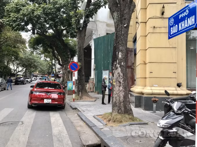 Tình trạng tương tự cũng xảy ra trên phố Báo Khánh