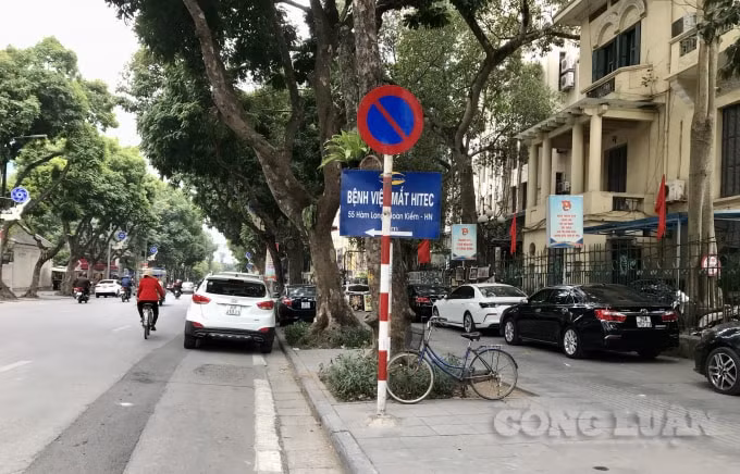 Phương tiện không chỉ để tràn lan dưới lòng đường mà ngay cả trên vỉa hè phố Bà Triệu