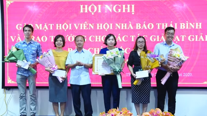 Đồng chí Vũ Anh Thao, Chủ tịch Hội Nhà báo tỉnh Thái Bình trao Bằng khen cho các nhóm tác giả đạt giải Báo chí Quốc gia năm 2019.