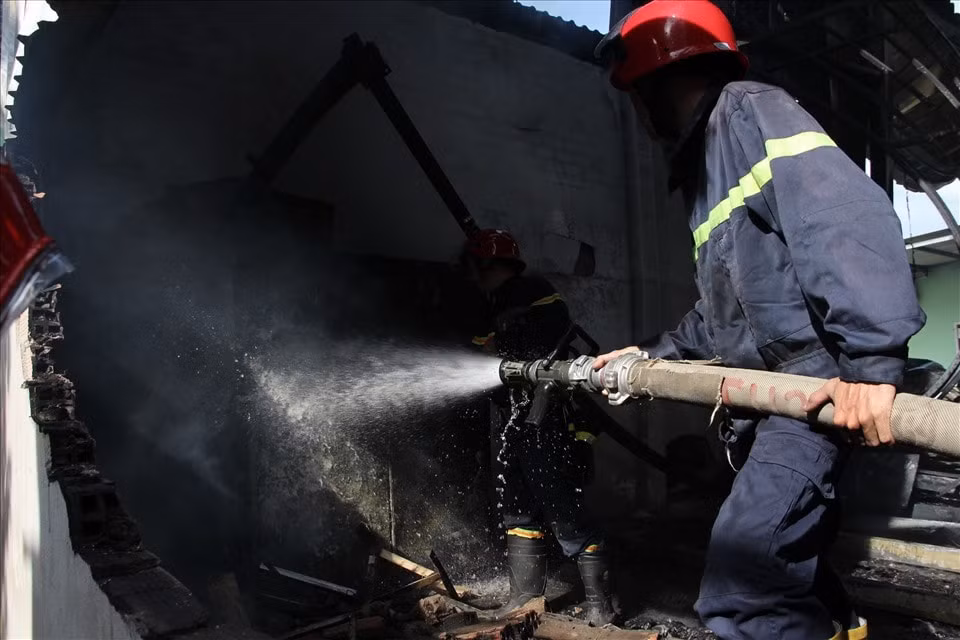 Cảnh sát PCCC tác nghiệp tại hiện trường. Ảnh: laodong.vn
