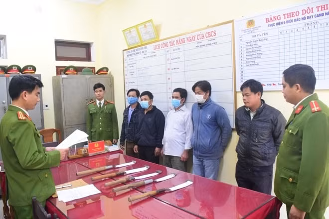 Các đối tượng liên quan đến vụ việc hủy hoại rừng tự nhiên. Ảnh: cand.com.vn