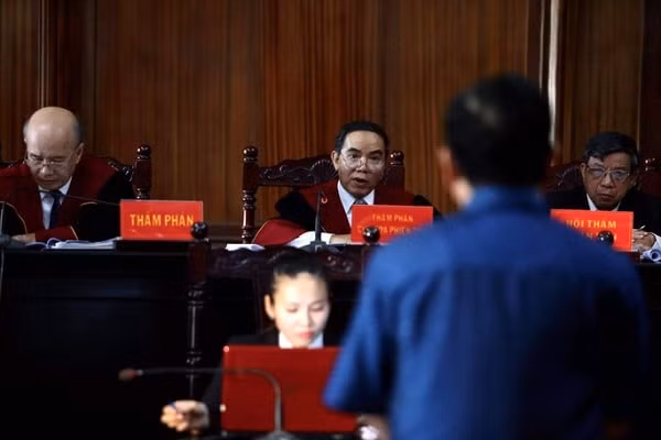Hội đồng xét xử thẩm vấn bị cáo Đinh La Thăng.