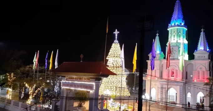 “Trên đỉnh cây thông ngoài ngôi sao cao gần 2m phát sáng ban đêm, sẽ thiết kế thêm 2 chiếc máy phun tuyết. Cây thông được khởi động từ đầu tháng 12 với sự tham gia của 20 thanh thiếu niên/ngày. Hiện chúng tôi đang đẩy nhanh tiến độ để hoàn thành sớm”, anh Hoàng cho biết.