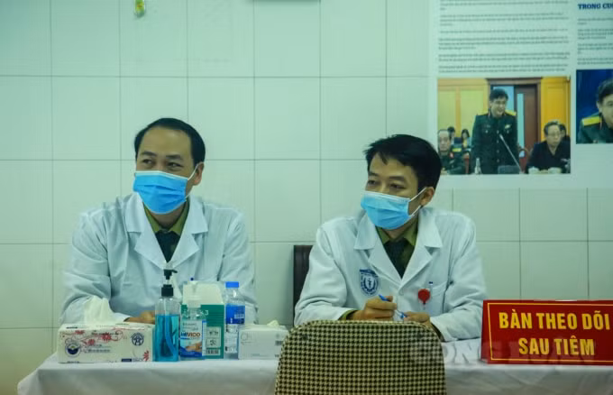 Sau khi tiêm vắc xin Covid-19, tình nguyện viên phải theo dõi 72 tiếng tại trung tâm.