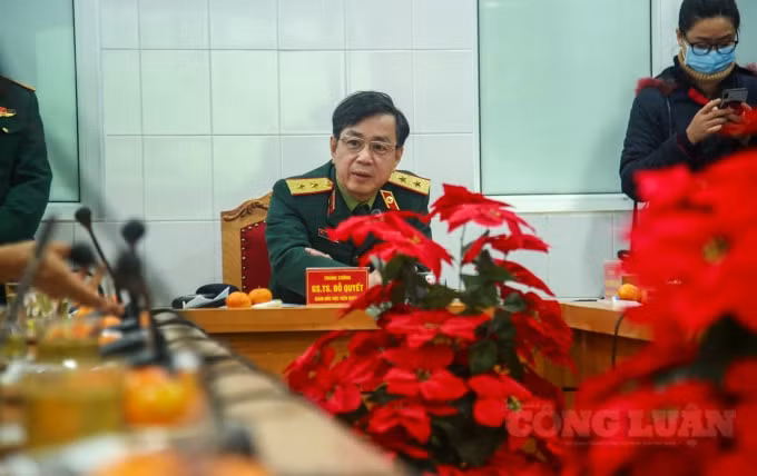 “Trên thế giới tỉ lệ vắc xin có biến cố không mong muốn không nhiều, chúng tôi hy vọng vắc xin Nanocovax cũng vậy. Tuy nhiên, để đảm bảo an toàn cao nhất cho tình nguyện viên, chúng tôi phải chuẩn bị tốt nhất, kể cả tình huống nguy hiểm đến tính mạng” - Trung tướng Đỗ Quyết, Giám đốc Học viện Quân y cho biết.