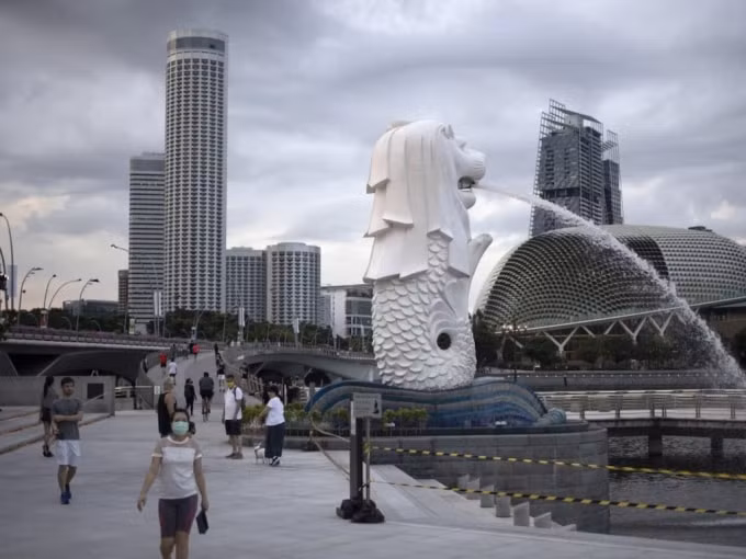 Người dân Singapore đeo khẩu trang phòng COVID. Ảnh: TL