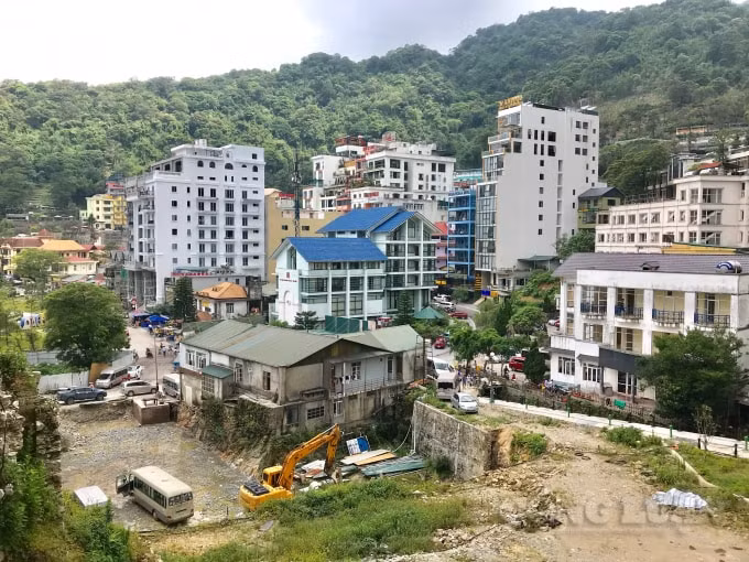 Việc buông lỏng quản lý trong lĩnh vực xây dựng của chính quyền sở tại đã và đang khiến quy hoạch xây dựng thị trấn Tam Đảo bị 