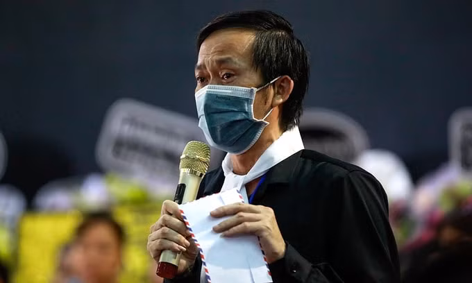 Trước giờ linh cữu danh hài Chí Tài rời tới sân bay, nghệ sĩ Hoài Linh bật khóc: 