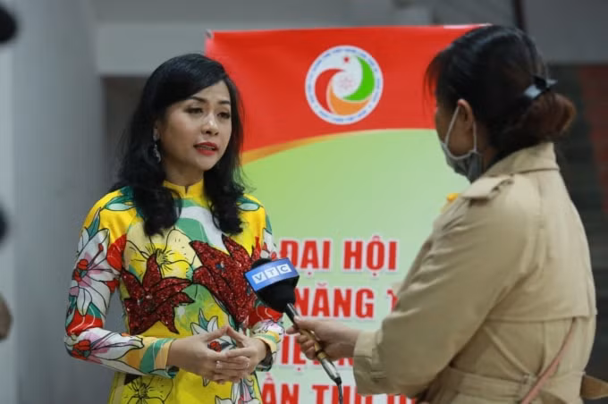 Bà Trần Uyên Phương - Đại diện đơn vị đồng hành cùng Giải thưởng thưởng Quả cầu vàng năm thứ 10.