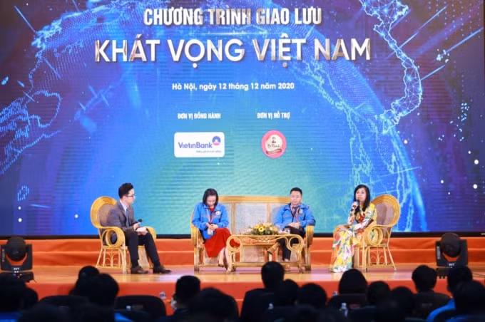 Bà Trần Uyên Phương - Phó Tổng Giám đốc Tập đoàn Tân Hiệp Phát tham gia giao lưu tại chương trình trao giải.