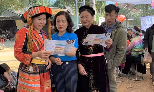 Cán bộ BHXH huyện Chiêm Hóa tuyên truyền về BHXH tự nguyện tại các chợ trên địa bàn
