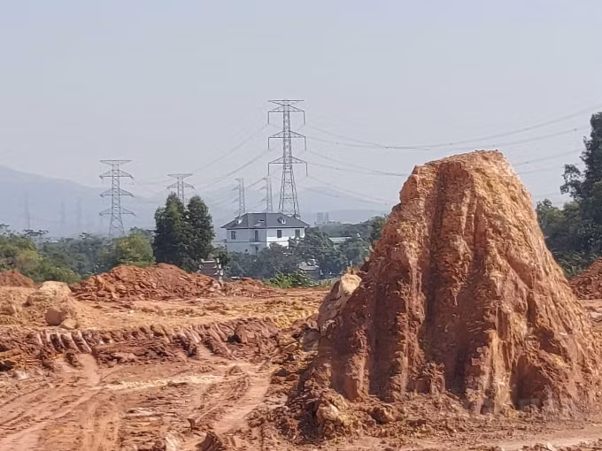 Cách nhà Chủ tịch xã Kim Long không xa, cả quả đồi hàng vạn khối đất bị biến mất bất thường