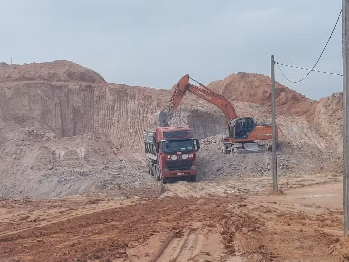 Lợi dụng dự án đường để khai thác đất trái phép