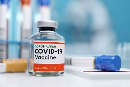 Hiện nay nhiều loại vắc xin COVID -19 đang được tiến hành thử nghiệm lâm sàng trên người nên những thông tin không chính xác đến việc thử nghiệm thường gây hoang mang trong dư luận (ảnh nguồn internet).