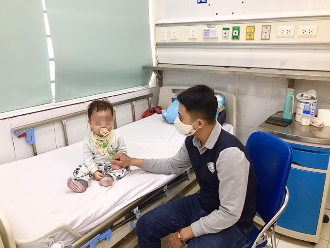 Đang mùa cúm A các bố mẹ không nên chủ quan khi trẻ bị sốt (ảnh minh họa).