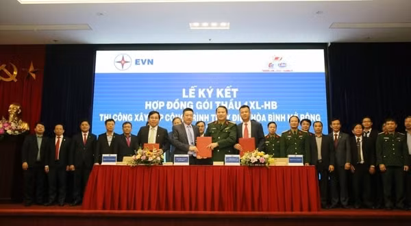 Lễ ký kết giữa Tập đoàn Điện lực Việt Nam và Liên danh Nhà thầu. Ảnh: TTXVN