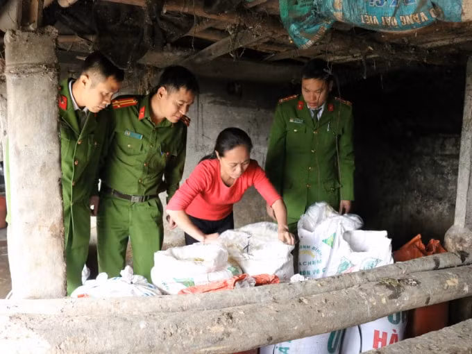 Lực lượng Công an kiểm tra cơ sở chế biến mỡ động vật không rõ nguồn gốc