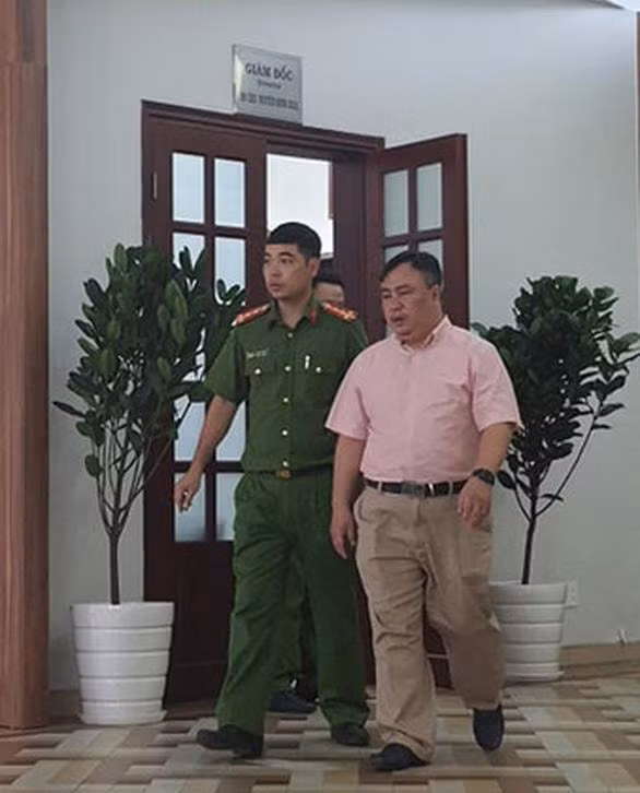 Cơ quan điều tra thực hiện khám xét và đưa ông Khải rời bệnh viện trưa 4/11. Ảnh: TL
