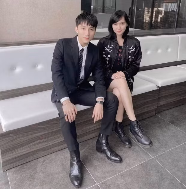 Sơn Tùng M-TP thân thiết chụp hình cùng Hải Tú, nữ diễn viên độc quyền của M-TP Entertainment