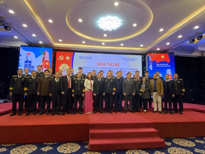 Nhiều đại biểu chụp ảnh lưu niệm tại Hội nghị.