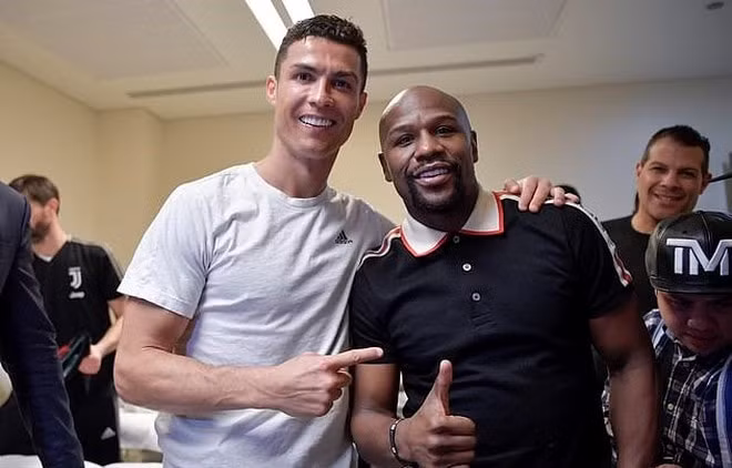 Siêu tiền đạo Ronaldo giao lưu cùng 