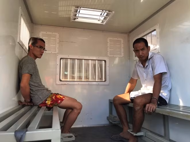 Hai đối tượng Lâm Viết Phú Lộc (trái) và Bùi Nguyễn Thiên Thuận (phải) sau đó được đưa về trại giam để tiếp tục thi hành án. Ảnh: thanhnien.vn