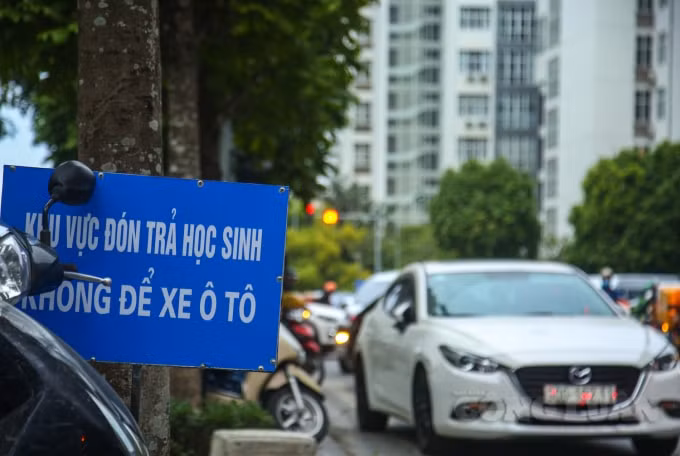 Được biết ở khu vực này trường Nguyễn Siêu đã cho đặt khá nhiều biển cảnh báo 
