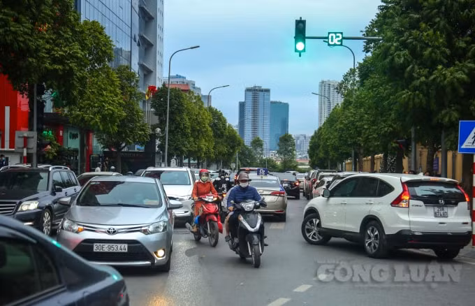 Dòng xe ken kín cả lòng đường, nối dài ra vòng xuyến Mạc Thái Tổ, khiến các phương tiện đi lại rất khó khăn. Nhiều phương tiện đang lưu thông đến khu vực cổng trường đành quay đầu đi đường khác.