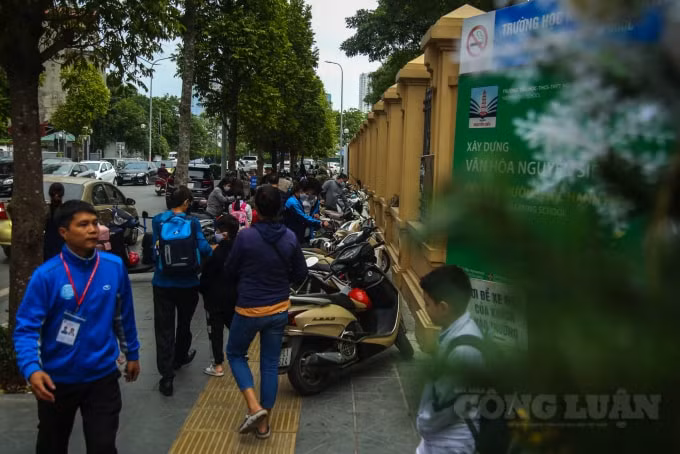 Chị Lan có con học trong trường Nguyễn Siêu cho hay: 