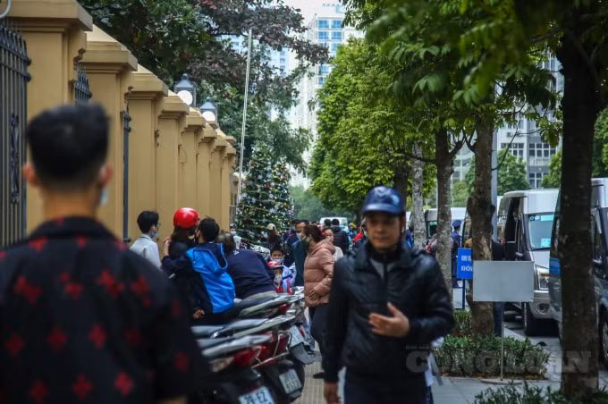 Một số phụ huynh đón con ở đây cho biết, tình trạng mọi người đỗ xe ô tô trái quy định ở dọc trục đường trước cổng trường Nguyễn Siêu diễn ra hằng ngày, đặc biệt vào giờ cao điểm các phụ huynh đi đón con bằng phương tiện ô tô cũng vô tư đi vào dừng đỗ ở đây, khiến con đường trở nên chật chội, tắc nghẽn.