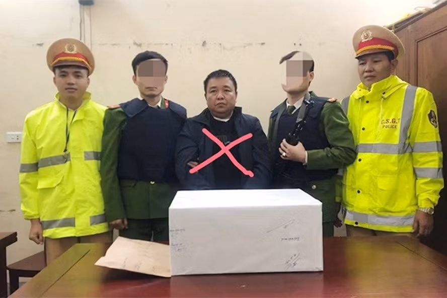 Đối tượng Trần Văn Minh cùng 19 bánh heroin tại cơ quan điều tra. Ảnh: kinhtedothi.vn