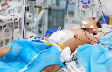 Sau ba ngày sốt cao, bệnh nhi đã được gia đình đưa đi cấp cứu và thoát khỏi cơn nguy kịch.