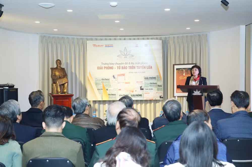Nhà báo Trần Kim Hoa – Giám đốc Bảo tàng Báo chí Việt Nam phát biểu tại buổi lễ. Ảnh: Sơn Hải